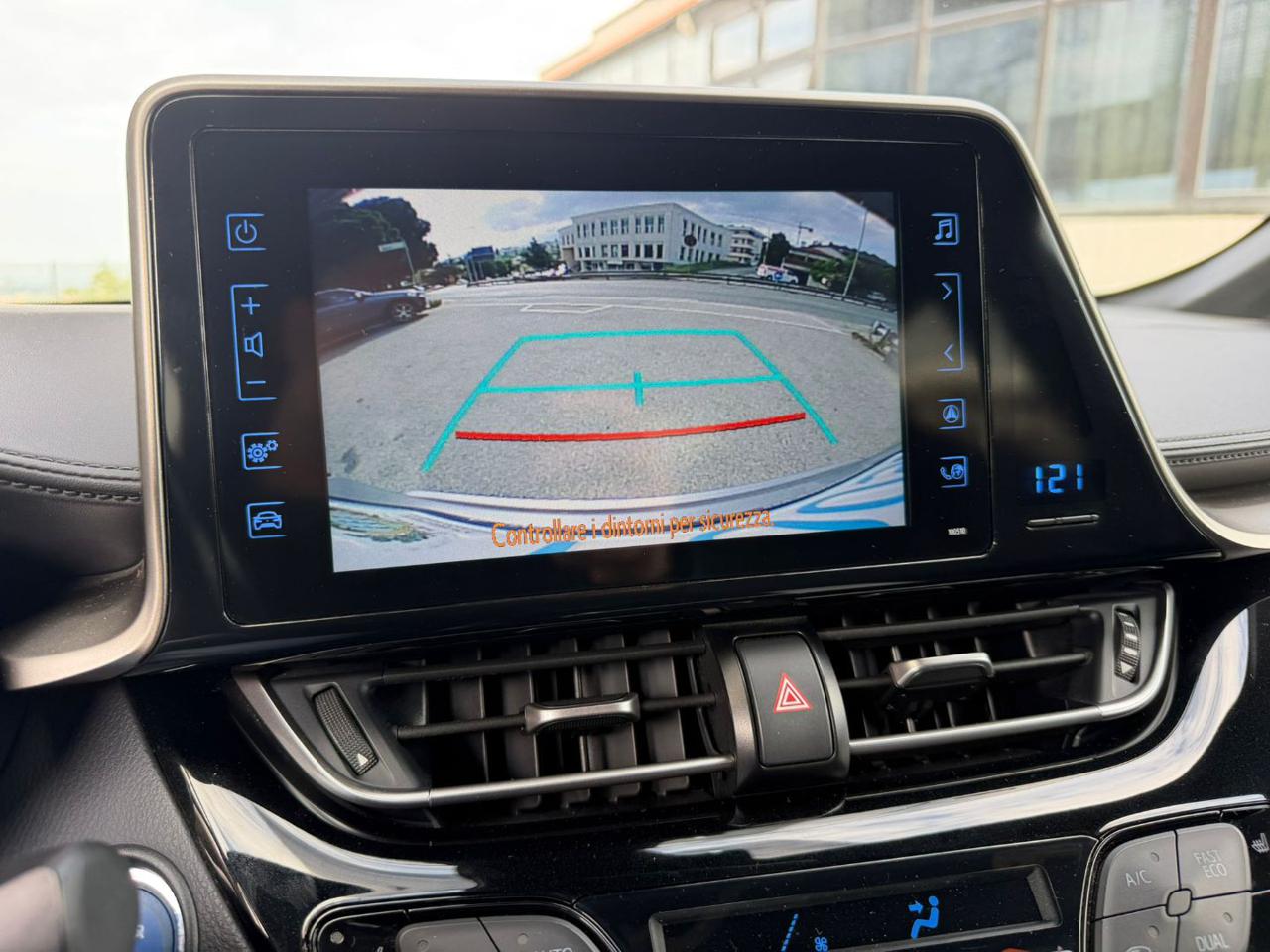 Toyota C-HR  1.8 Hybrid E-CVT – 73700 KM