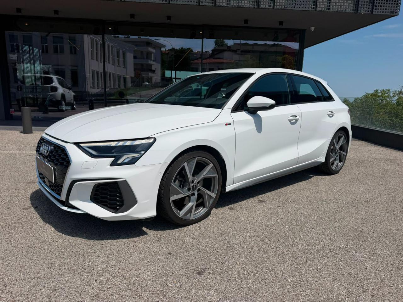 Audi A3 SPB 35 TDI S tronic S-LineEsterno R19