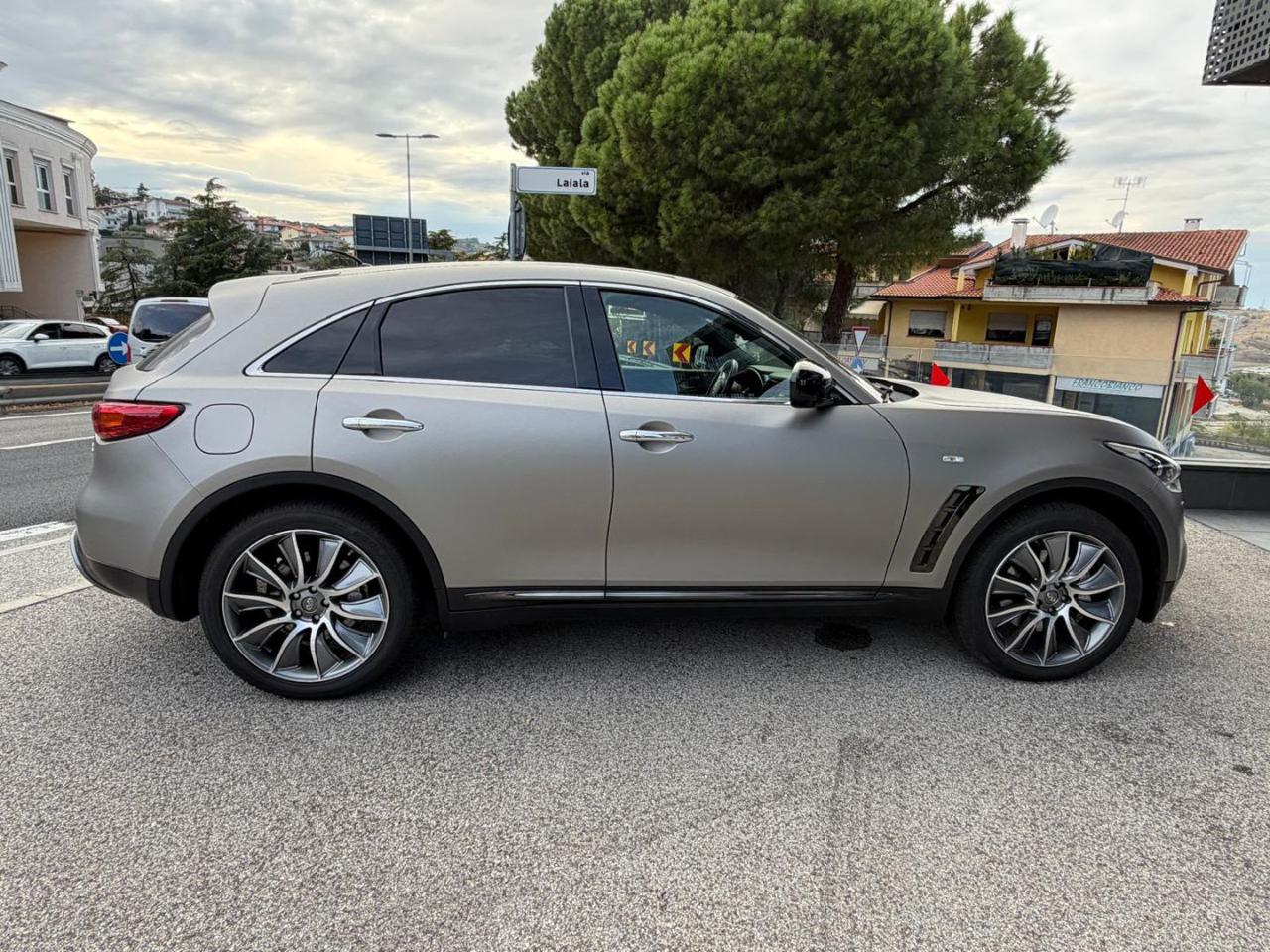 Infiniti QX70  3.7 V6 AT GT Premium