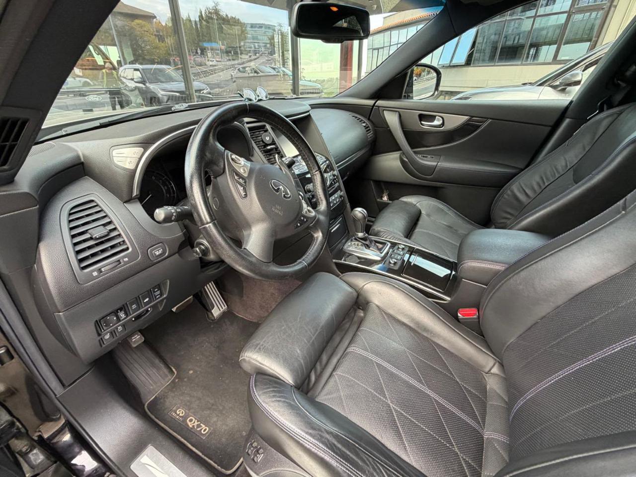 Infiniti QX70  3.7 V6 AT GT Premium