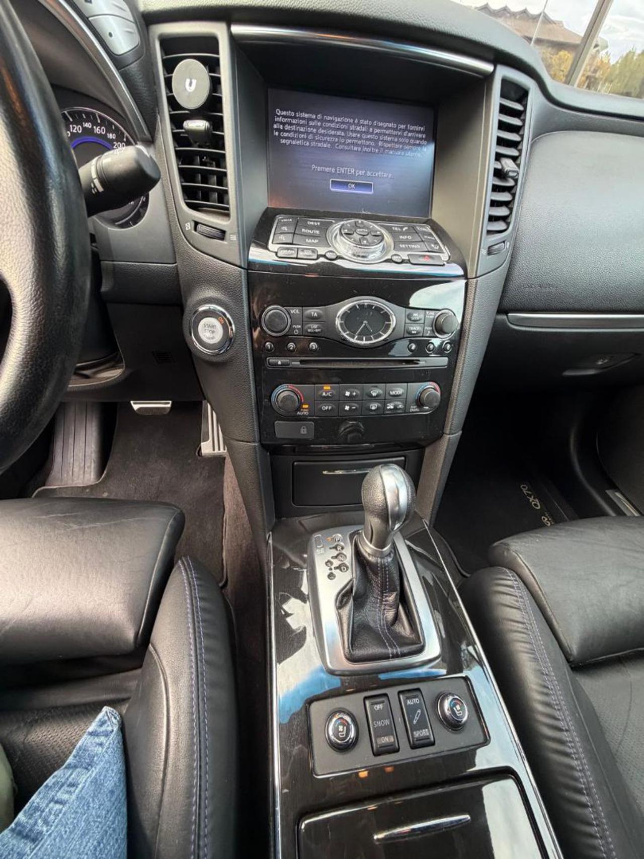 Infiniti QX70  3.7 V6 AT GT Premium