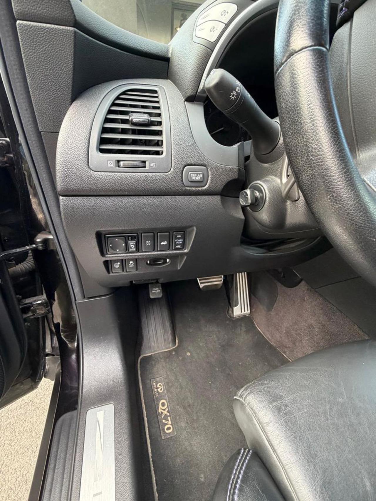 Infiniti QX70  3.7 V6 AT GT Premium