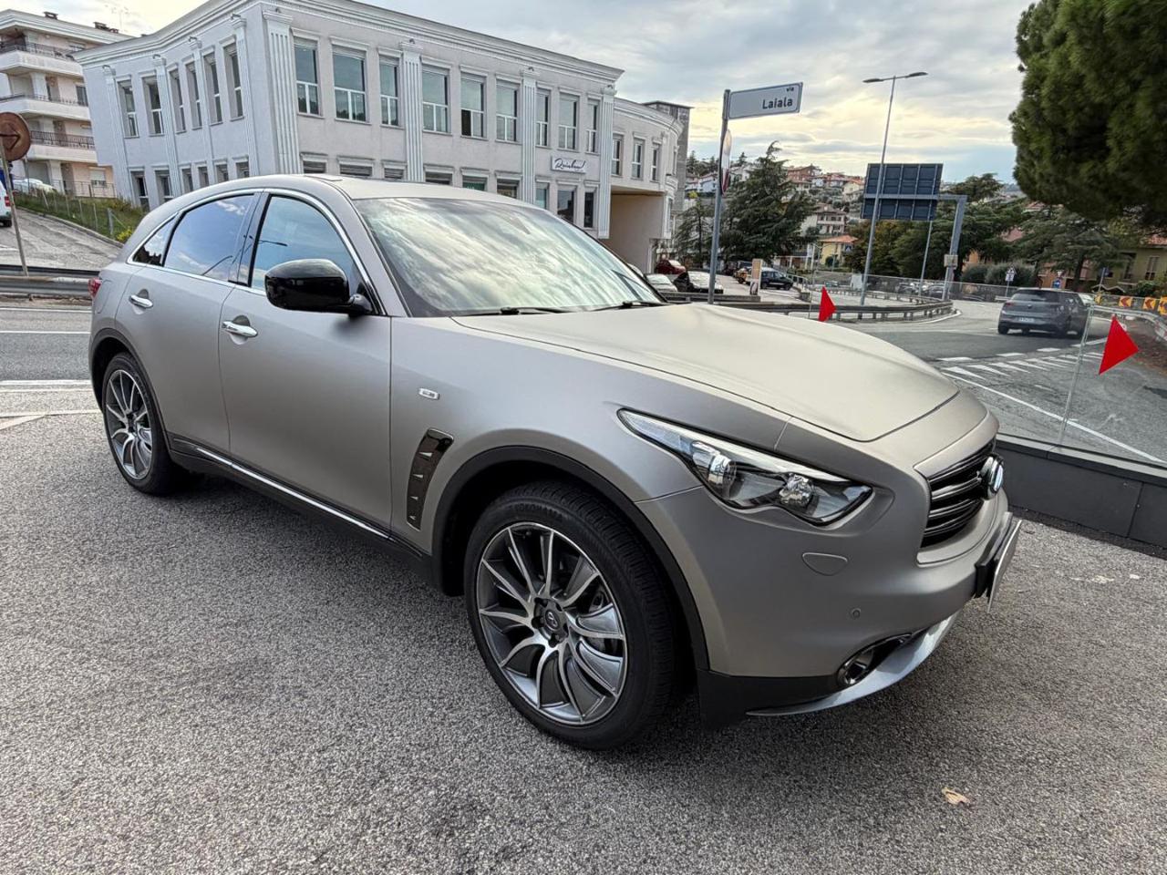 Infiniti QX70 3.7 V6 AT GT Premium